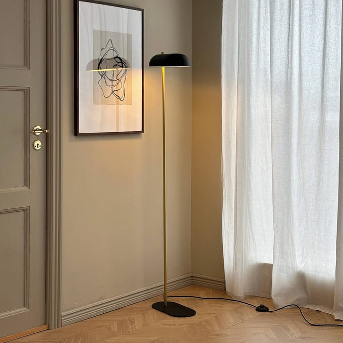 Dyberg Larsen vloerlamp Arch, zwart/messing, 143 cm