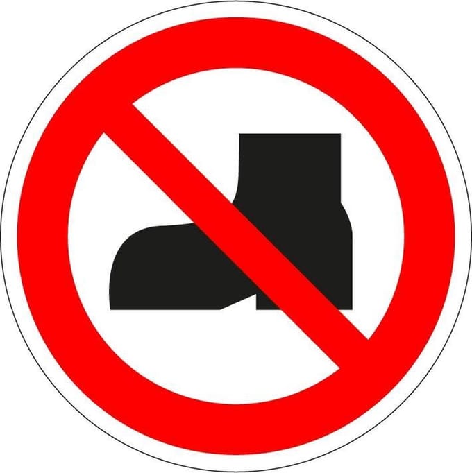 Buitenschoenen verboden sticker - ISO 7010 - P060 150 mm