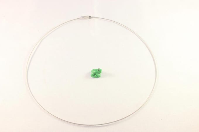 Choker van een zeer fijne staalkabel met een schroefsluiting.