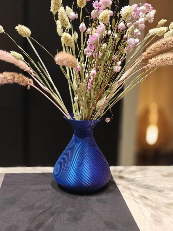 SilkWave – Designvaas met zijdeglans golfpatroon – Moderne woondecoratie