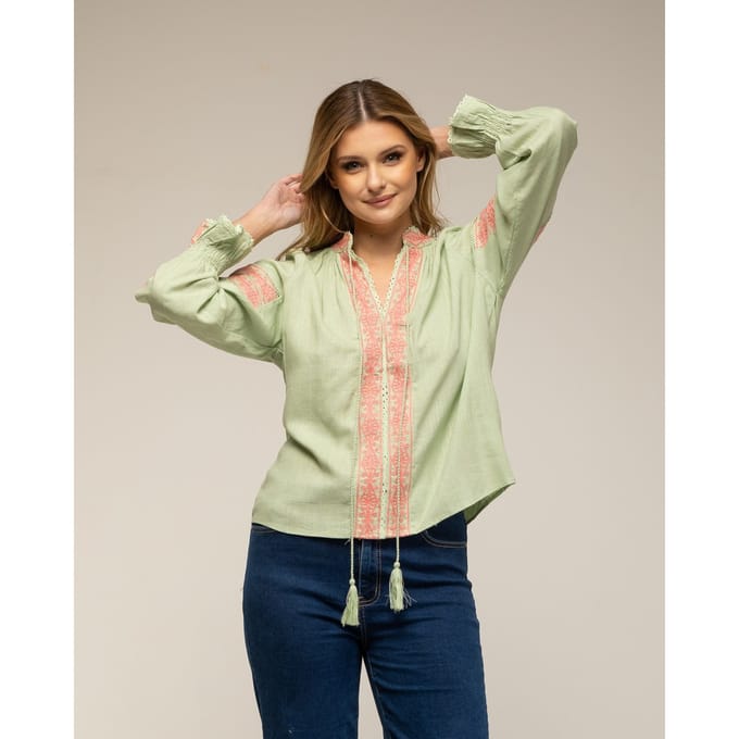 Top met zoomdetails en manchetten met ruches