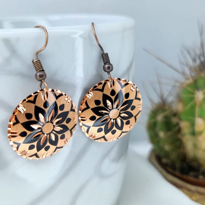 Handgemaakte Koperen Bloemenoorbellen – Zwart & Boho Chic Design