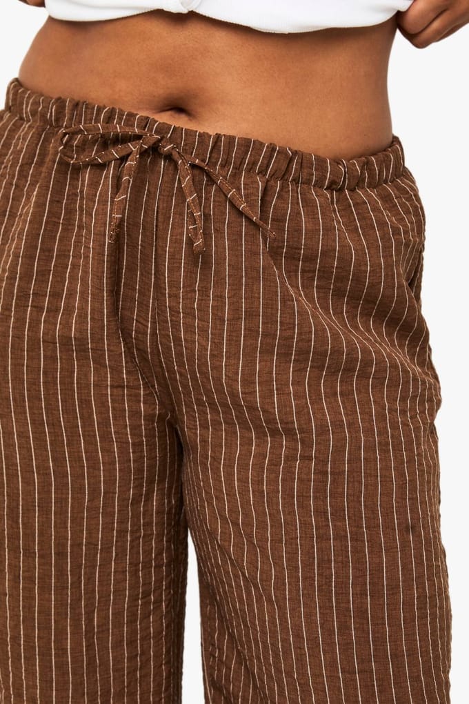 boohoo Dames Plus geweven gestreepte wijde pijpenbroek | Bruin | Maat: 50