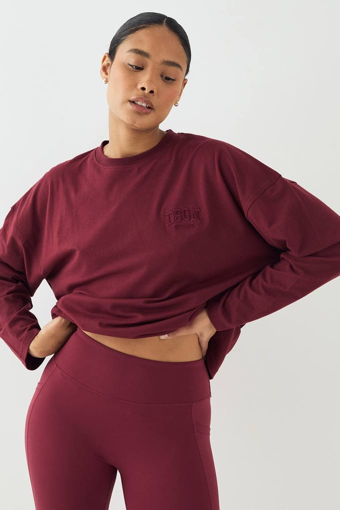 Dames DSGN Studio Collegiate Lange Mouwen T-Shirt | Bordeaux Rood | Maat: XS