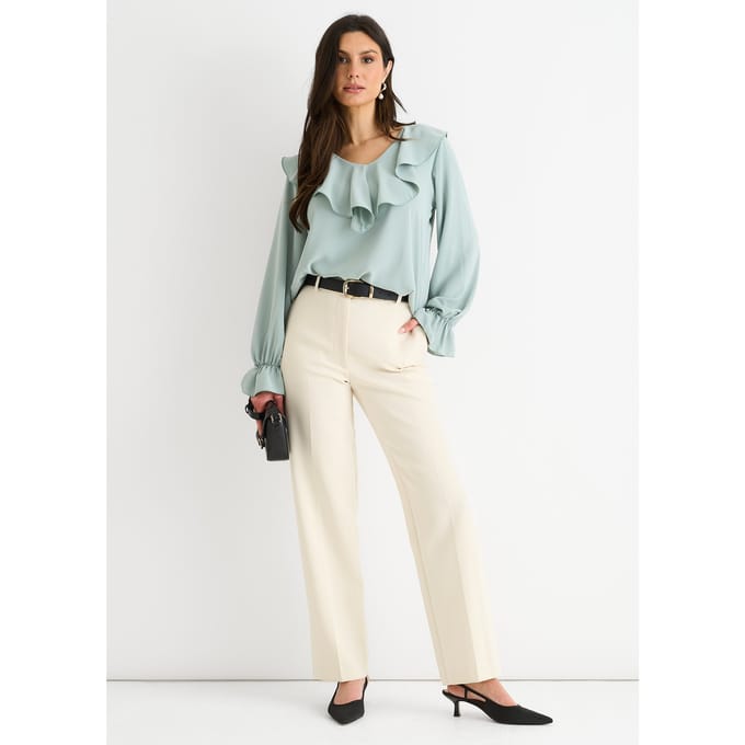 Saliegroene losvallende blouse met brede ruches
