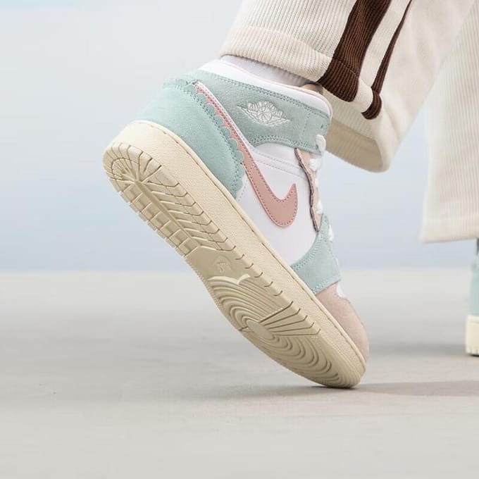 Jordan 1 Mid SE 'Pink Oxford' (GS) - Maat 36