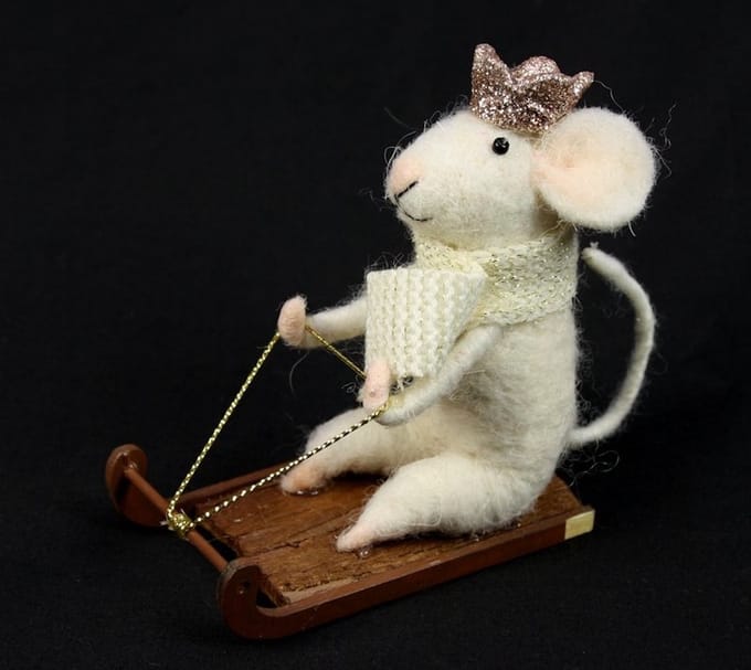 Muis op slee met kroon vilt 11x4,5x9cm