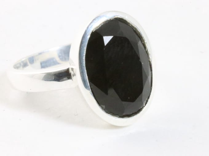 Ovale hoogglans zilveren ring met gefacetteerde onyx - maat 18