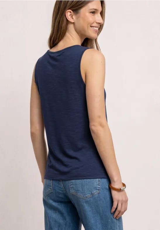 Top met ronde hals en schouderdetails