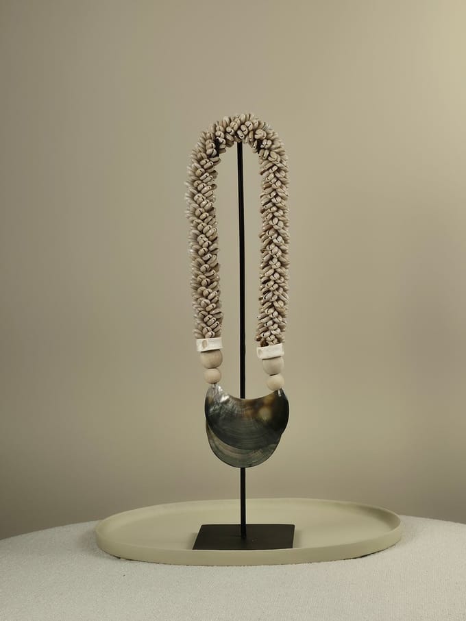 Blitzdeco - Schelpen Ketting op Standaard - June - Handgemaakt - Beige Wit Bruin - Uniek