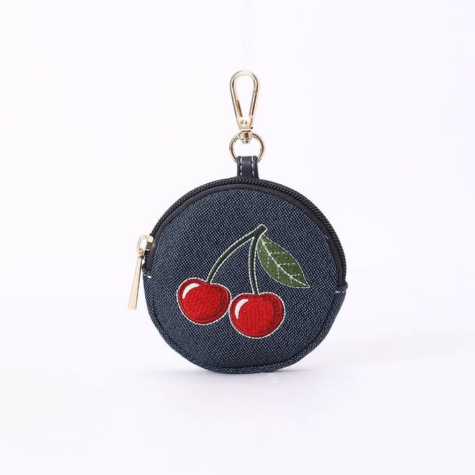 Portemonnee - Bag Charm - Cherry - Kersen - Blauwe achtergrond