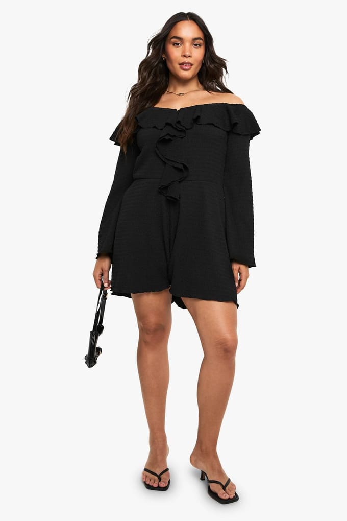 boohoo Dames Plus Getextureerde Ruffle Bardot Playsuit | Black | Maat: 26