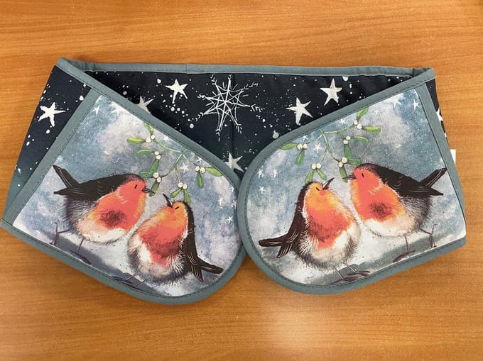 Alex Clark Pannenlap Christmas Robins and Mistletoe ~ Roodborstje winter/kerst