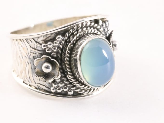 Bewerkte zilveren ring met blauwe chalcedoon - maat 18.5