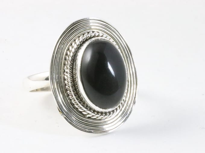 Bewerkte ovale zilveren ring met onyx - maat 18.5