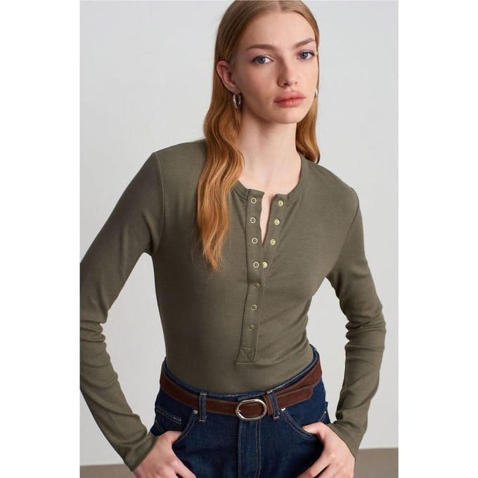 Geribde Crew Neck Knop Blouse