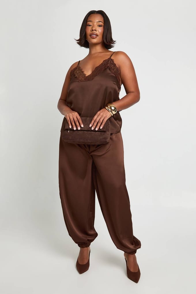 boohoo Dames Plus Cami-top met kantenaccent | Chocoladebruin | Maat: 44