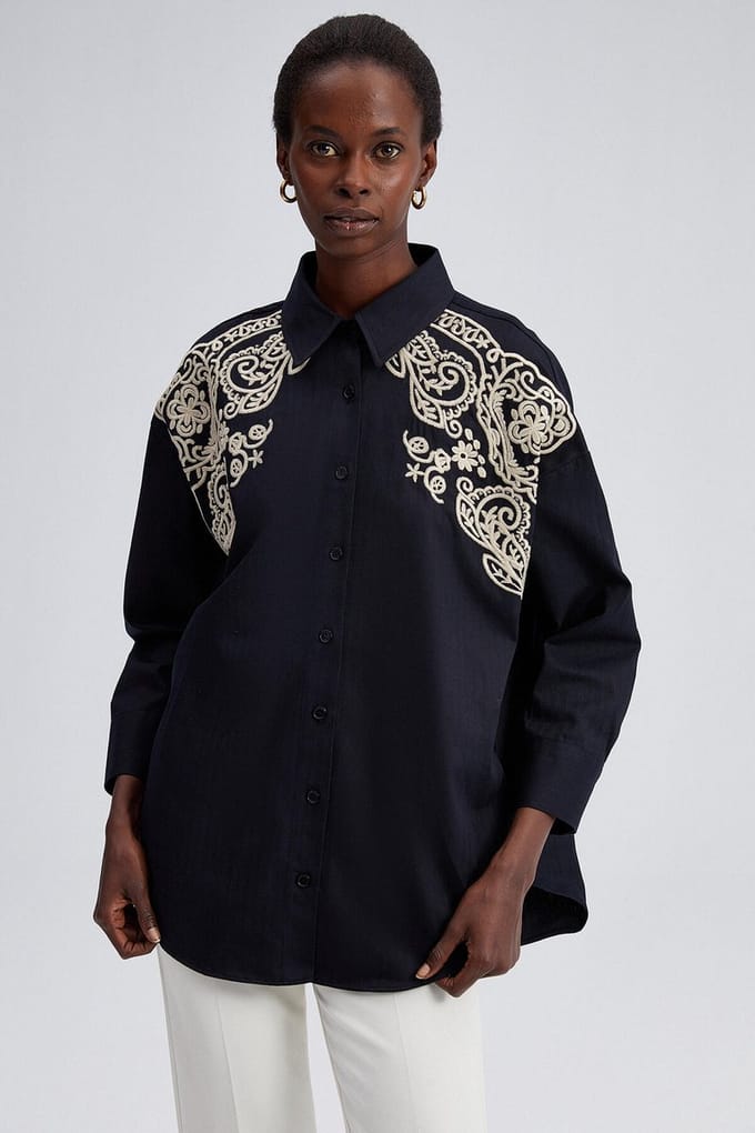 Touché Privé - Oversized blouse met borduursel aan de voorzijde - Zwart - Dames