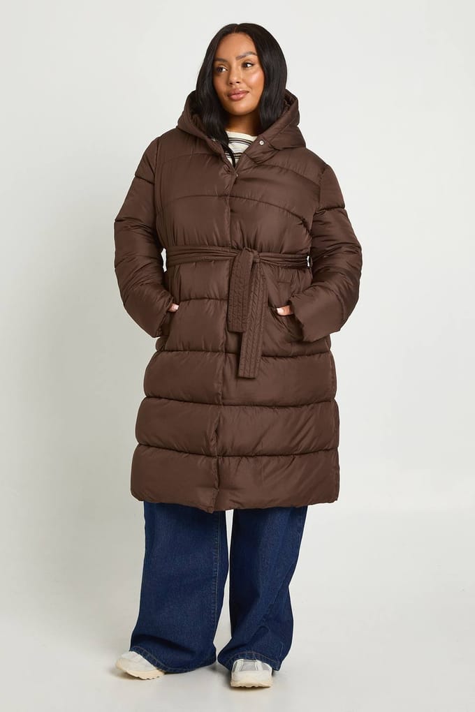 boohoo Dames Plus riemgeaccentueerde lange pufferjas | Chocolate | Maat: 18