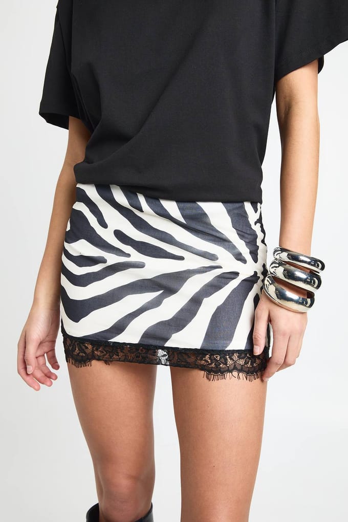 boohoo Dames Zebra-print gaas minirok met lage taille en kantenafwerking | Zwart Wit | Maat: 36
