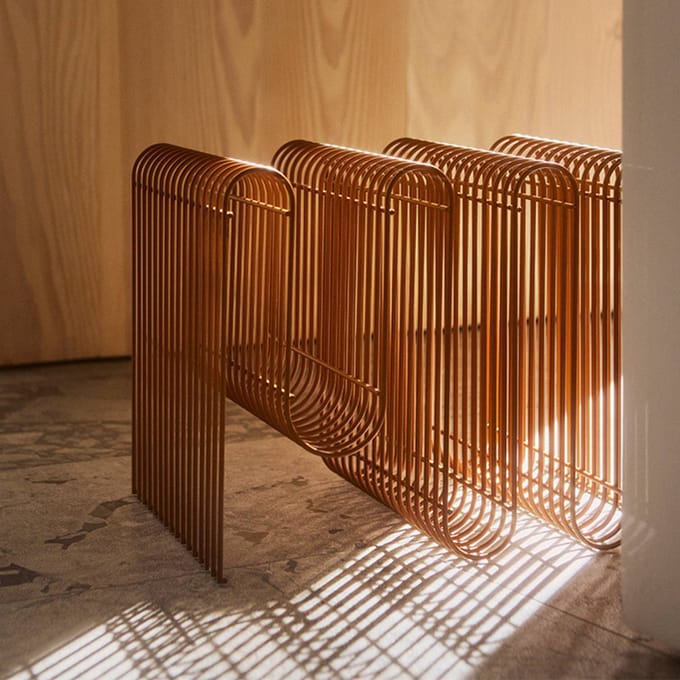 AYTM tijdschriftenhouder Curva, amber, metaal, 41 cm lang