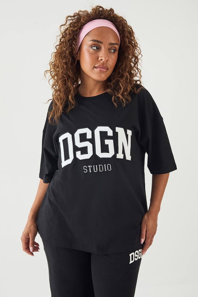 Dames Dsgn Studio Collegiate Applique Oversized T-shirt | Zwart | Maat: Small