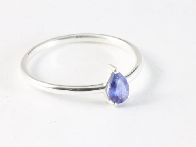 Fijne hoogglans zilveren ring met blauwe saffier - maat 18