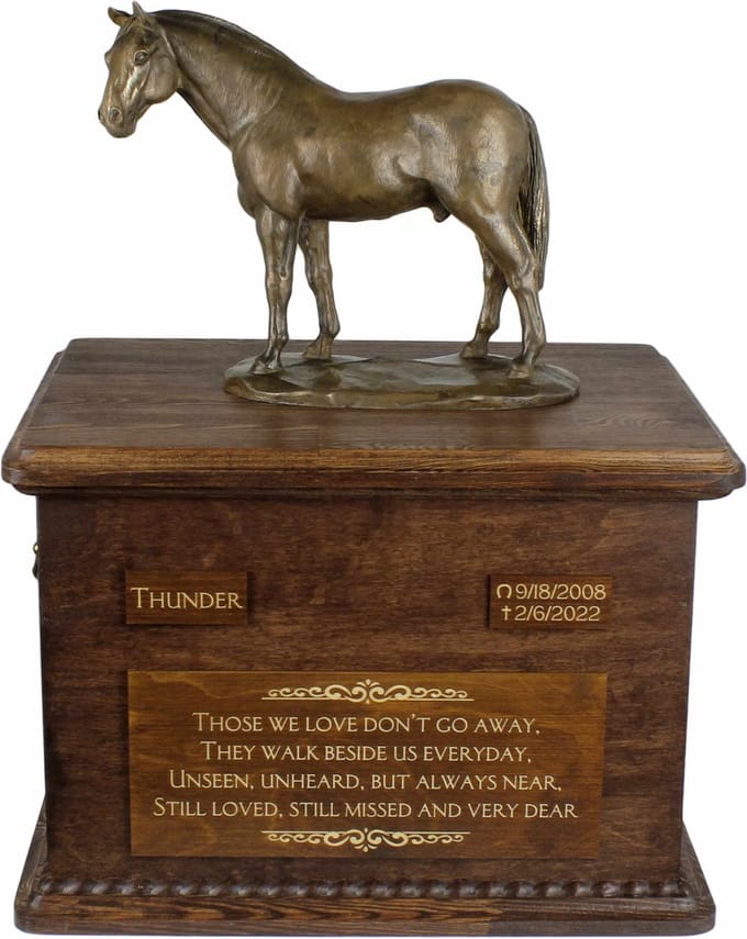 Persoonlijke urn voor paardenas met beeldje en gravure, groot formaat