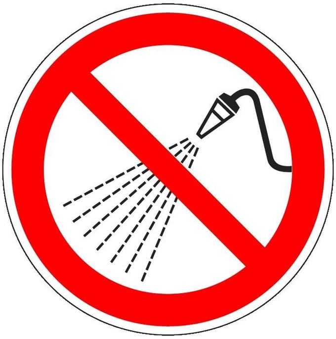 Niet besproeien met water sticker - ISO 7010 - P016 150 mm