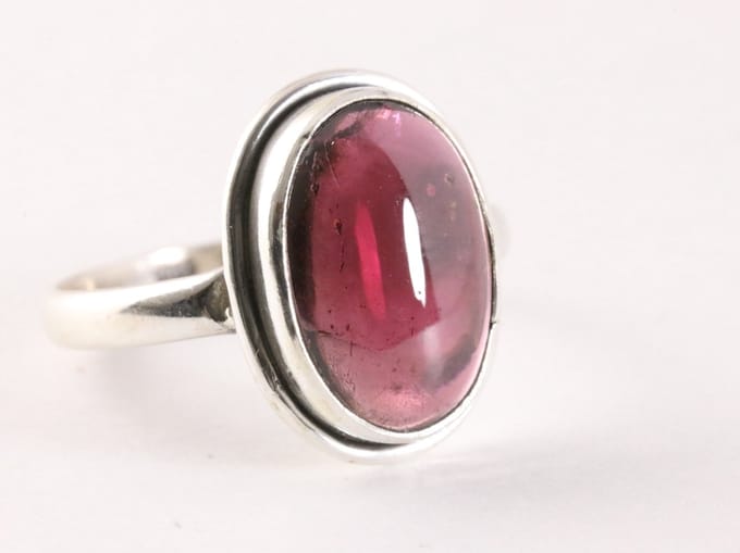 Ovale zilveren ring met granaat - maat 18