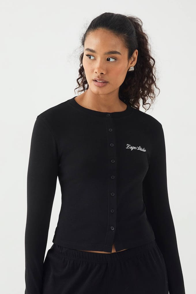 Dames DSGN Studio Geribbelde Script Borduurwerk Doorknoop Lange Mouw Top | Black | Maat: 2XL