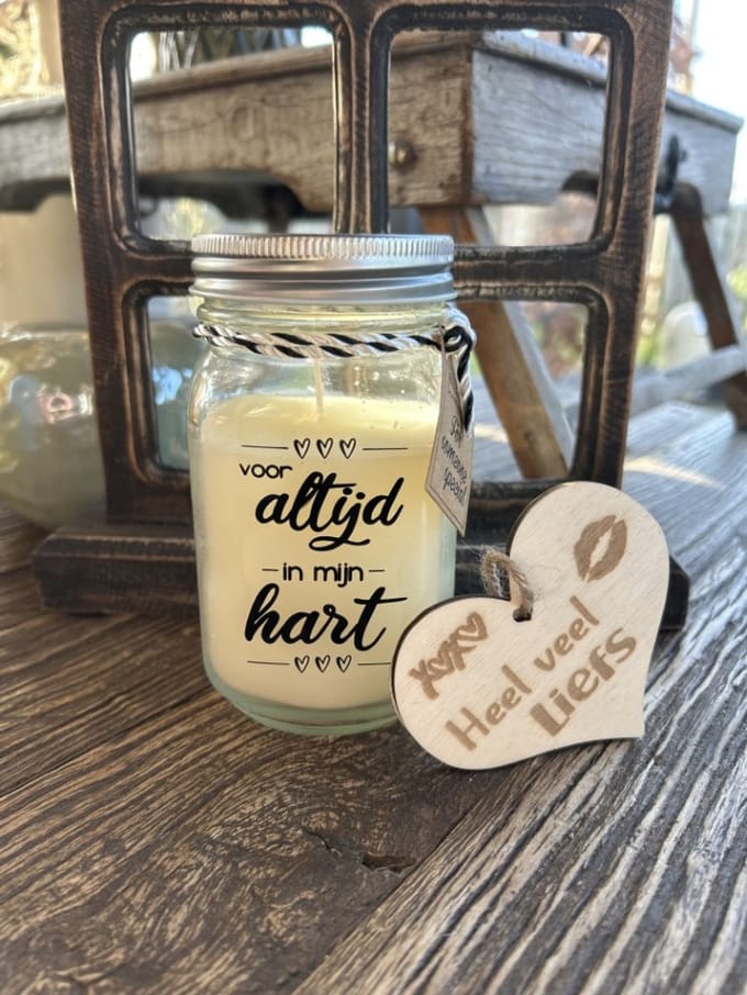 Creaties van Hier - Black & White scented candles Altijd in mijn hart met houten hartje – 13,5 cm – vanille
