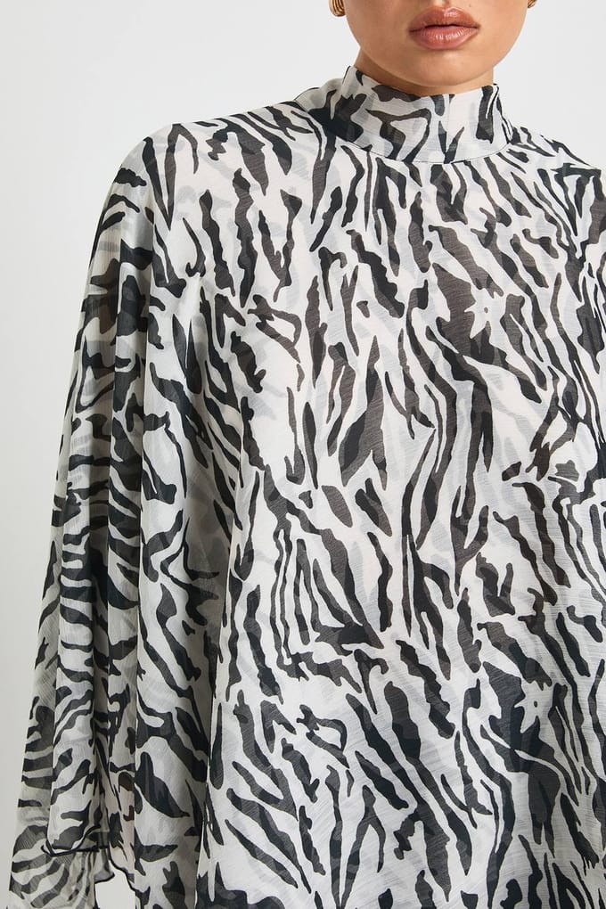 boohoo Dames Zebra Hoge Hals Cape Blouse | Maat: 6