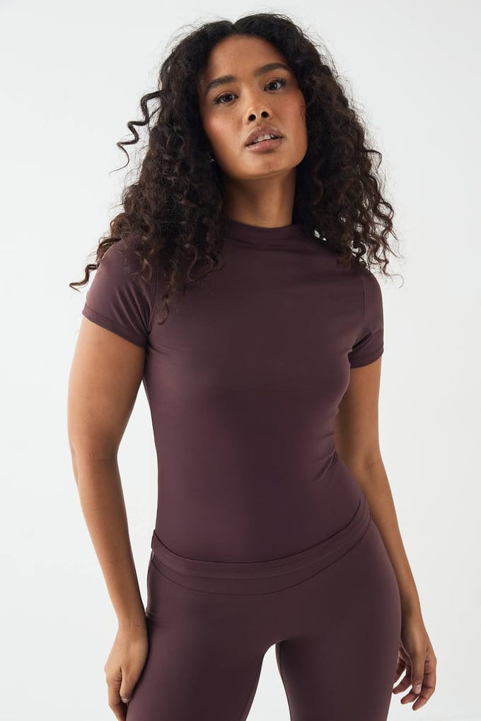 Dames DSGN Studio Sports Ultra Sculpt Korte Mouw Top | Chocoladebruin | Maat: Small