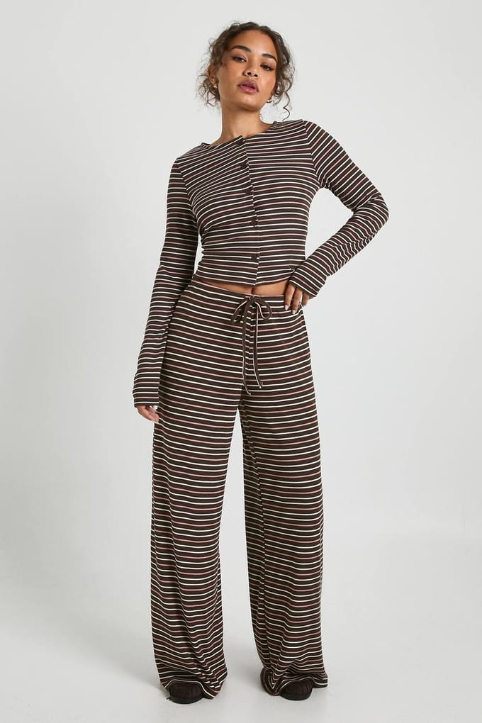 boohoo Dames Gestreepte Mid Rise Broek met Wijde Pijpen | Chocolate | Maat: 6