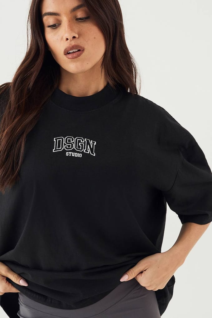 Dames DSGN Studio Geborduurd Zwaargewicht Oversized T-Shirt | Zwart | Maat: Medium