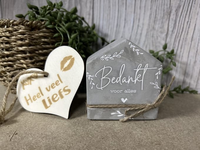 Creaties van Hier – Cement house Bedankt met houten hartje - 8 cm – Cement
