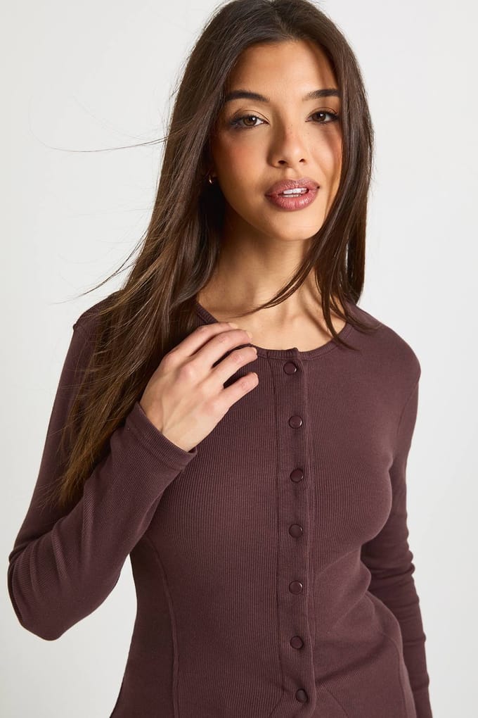 boohoo Dames Geribbelde longline top met drukknoop aan de voorkant | Chocoladebruin | Maat: 40