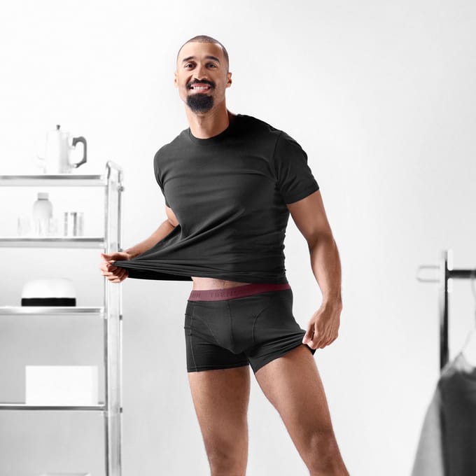 FlexFeel | Zwarte katoenen boxershort met karmozijnrode tailleband