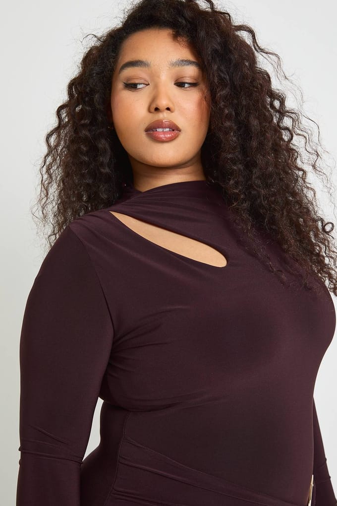 boohoo Dames Plus High Neck Wrap Trim Detail Mini Jurk | Chocolate | Maat: 24