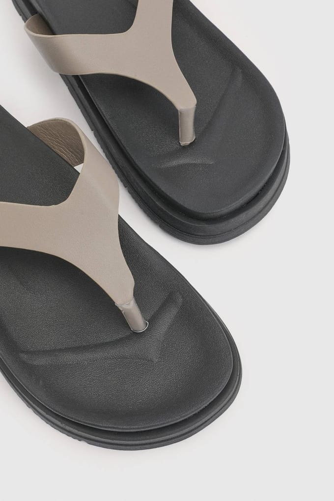 boohoo Dames Dikke Platform Teenslippers | Taupe | Maat: 39