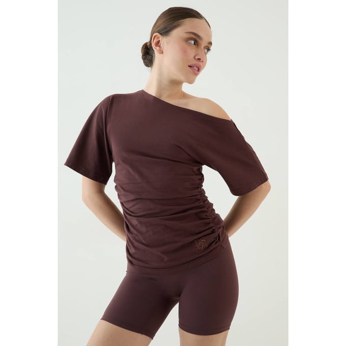 Dames Dsgn Studio Off-shoulder Top Met Korte Mouwen En Gecinchte Taille | Chocolate | Maat: Medium