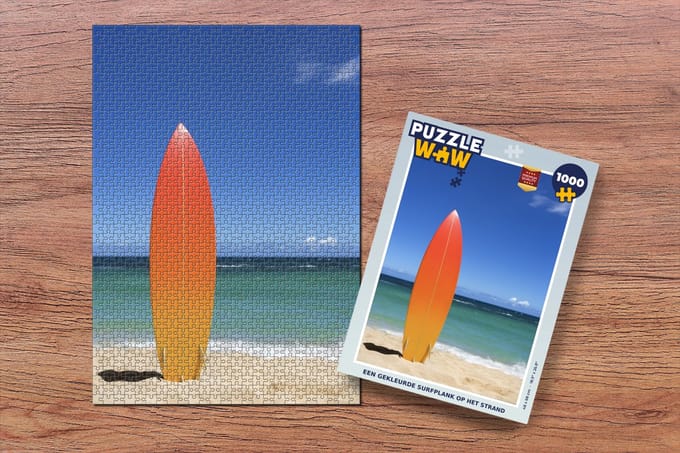 Puzzel Een gekleurde surfplank op het strand - Legpuzzel - Puzzel 1000 stukjes volwassenen