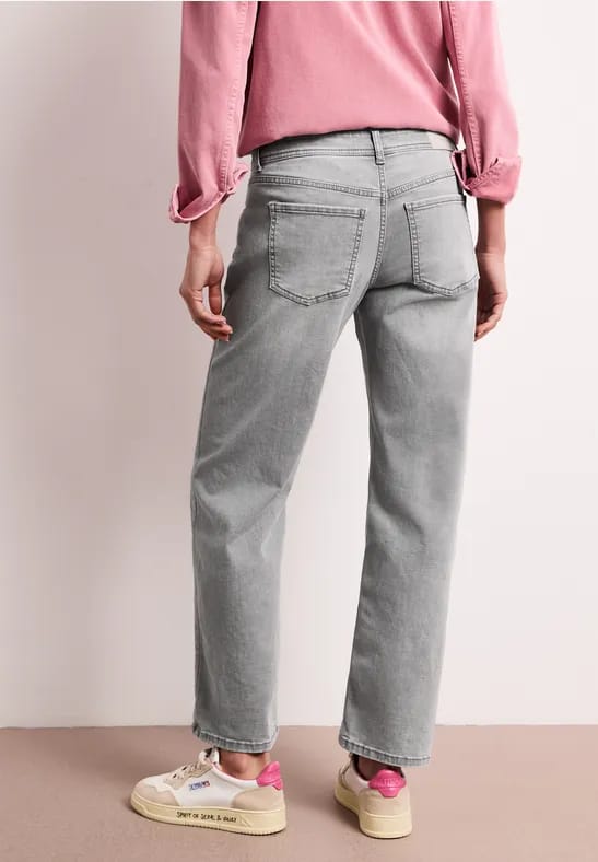 Mid Waist straight leg jeans in casual fit