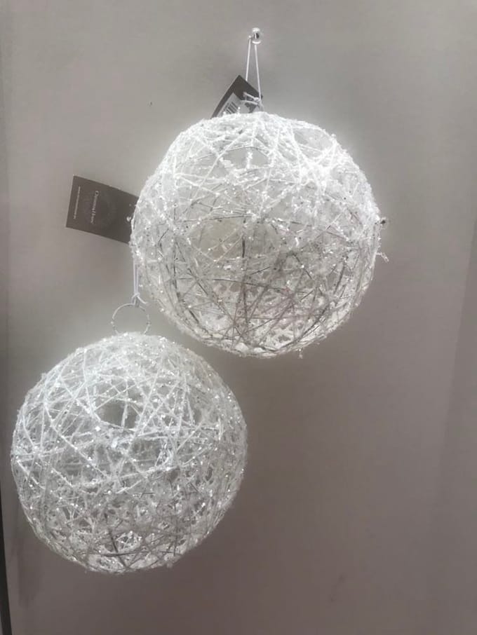Set van 2 grote kerstballen 15cm Breanna ornamenten met witte glitters
