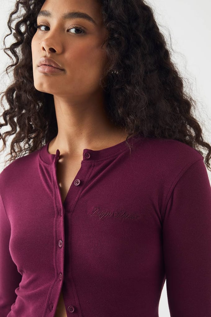 Dames DSGN Studio Geribbelde Script Borduurwerk Doorknoop Lange Mouw Top | Pruim | Maat: XL