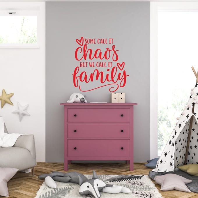 Muursticker - Some Call it Chaos But We Call It Family - 40,6 x 41,3 - Rood