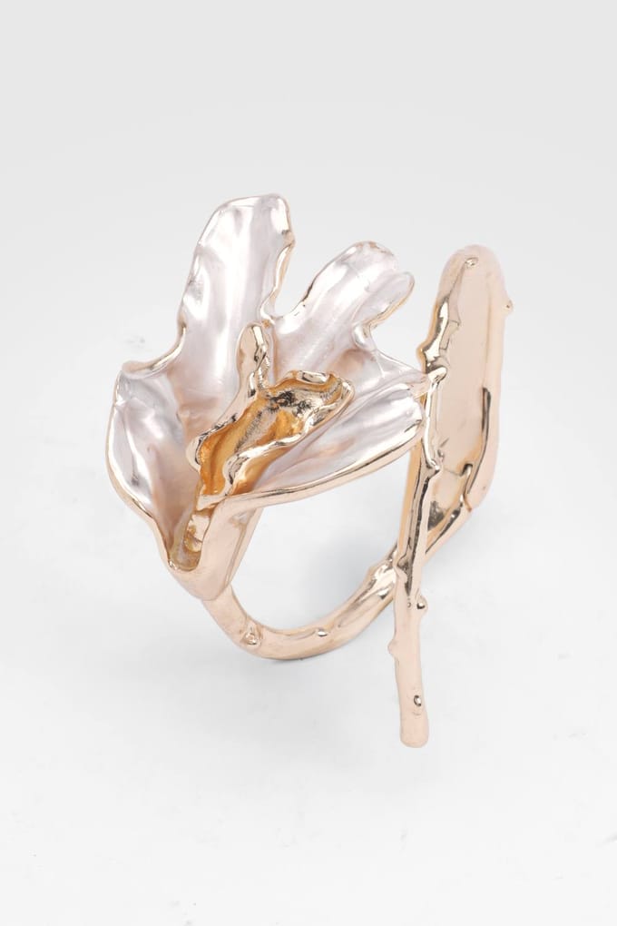 boohoo Dames Armband Met Bloemblad Detail | Goud