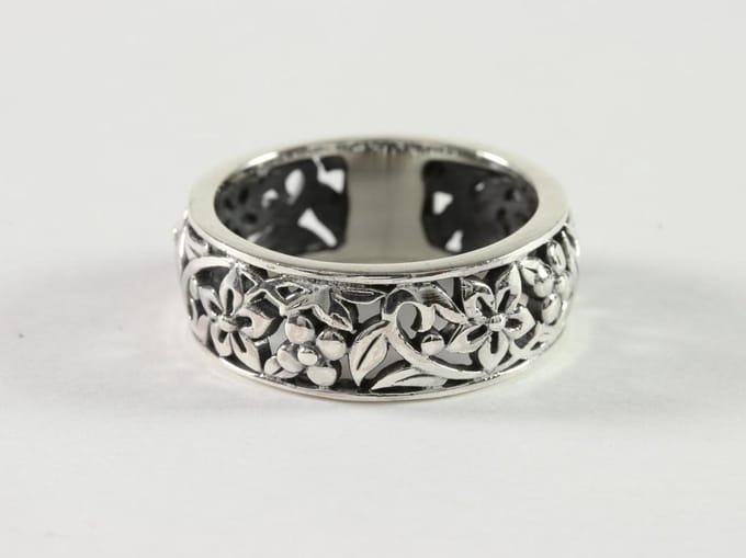 Opengewerkte zilveren ring met bloemenmotief - maat 17