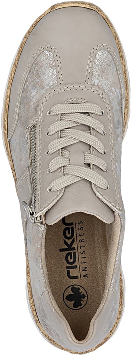Sneakers met veters